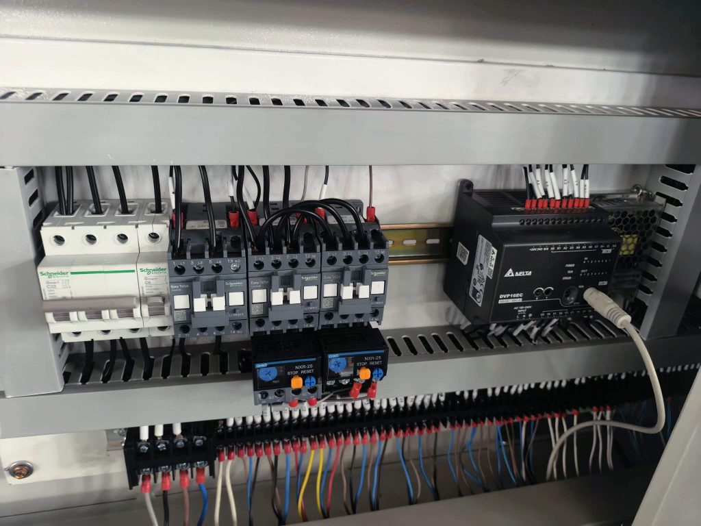 RG550SY electrical cabinet with Schneider and Delta components