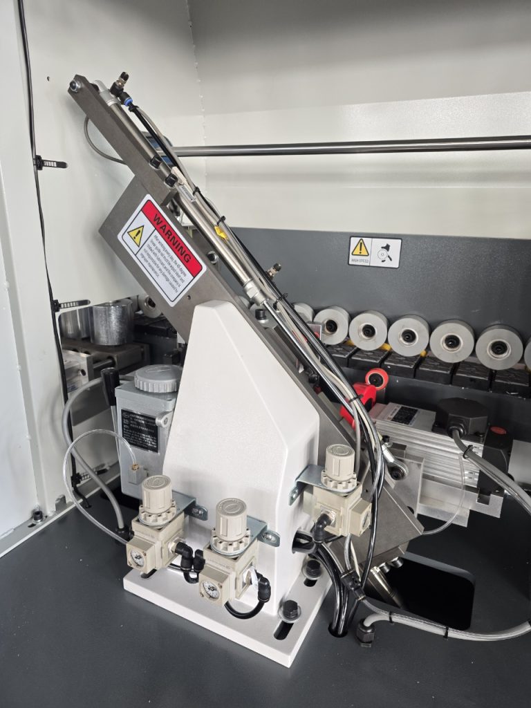 RG550SY end-trimming station and pneumatic components