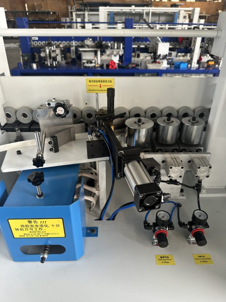 RG550SY gluing and pressing station